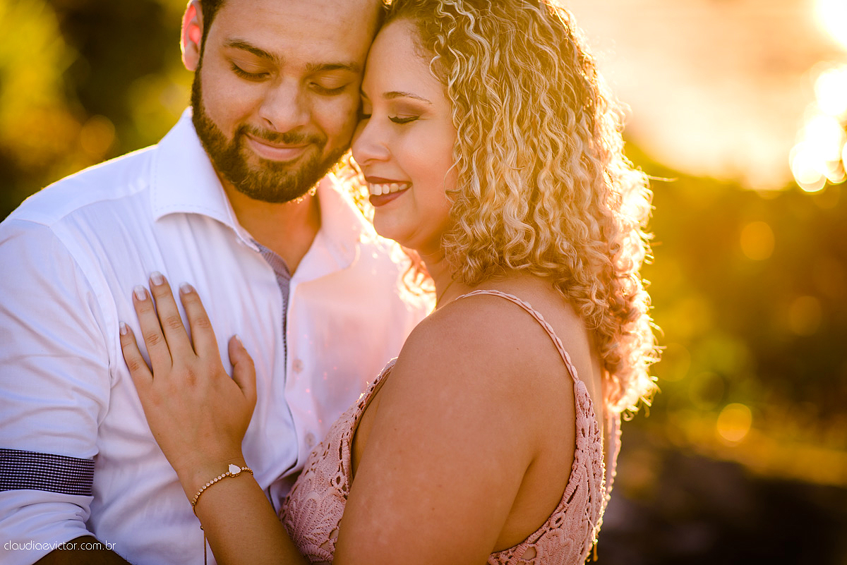 Lindo ensaio de fotógrafos realizado por fotógrafos de casamento de vila velha fotógrafos de casamento de vitória fotógrafos de casamento de serra espirito santo ES com noivo noiva por do sol praia e câmeras NIKON