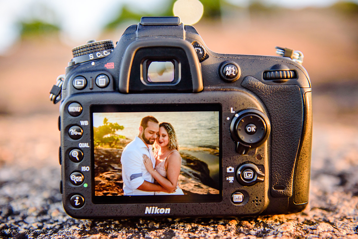 Lindo ensaio de fotógrafos realizado por fotógrafos de casamento de vila velha fotógrafos de casamento de vitória fotógrafos de casamento de serra espirito santo ES com noivo noiva por do sol praia e câmeras NIKON