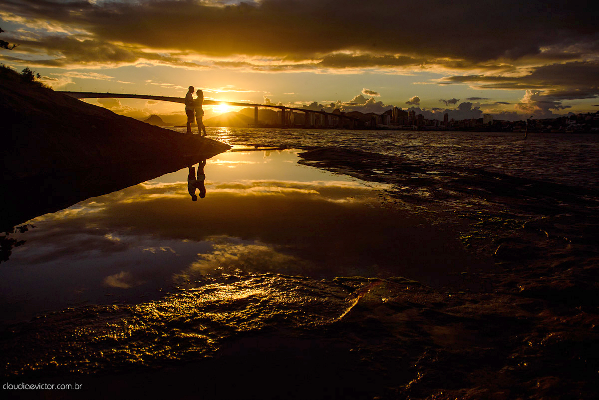 Lindo ensaio de fotógrafos realizado por fotógrafos de casamento de vila velha fotógrafos de casamento de vitória fotógrafos de casamento de serra espirito santo ES com noivo noiva por do sol praia e câmeras NIKON