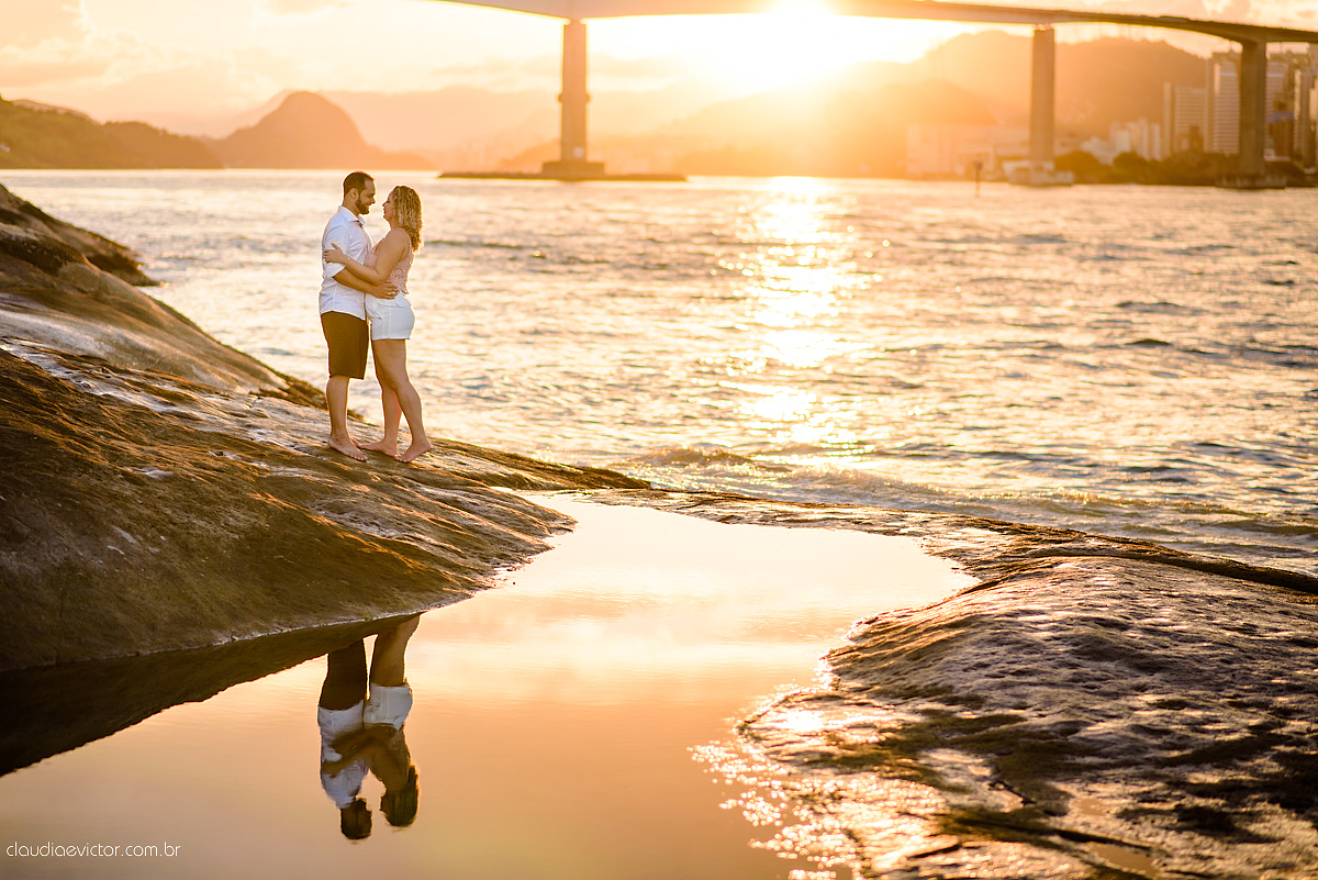 Lindo ensaio de fotógrafos realizado por fotógrafos de casamento de vila velha fotógrafos de casamento de vitória fotógrafos de casamento de serra espirito santo ES com noivo noiva por do sol praia e câmeras NIKON