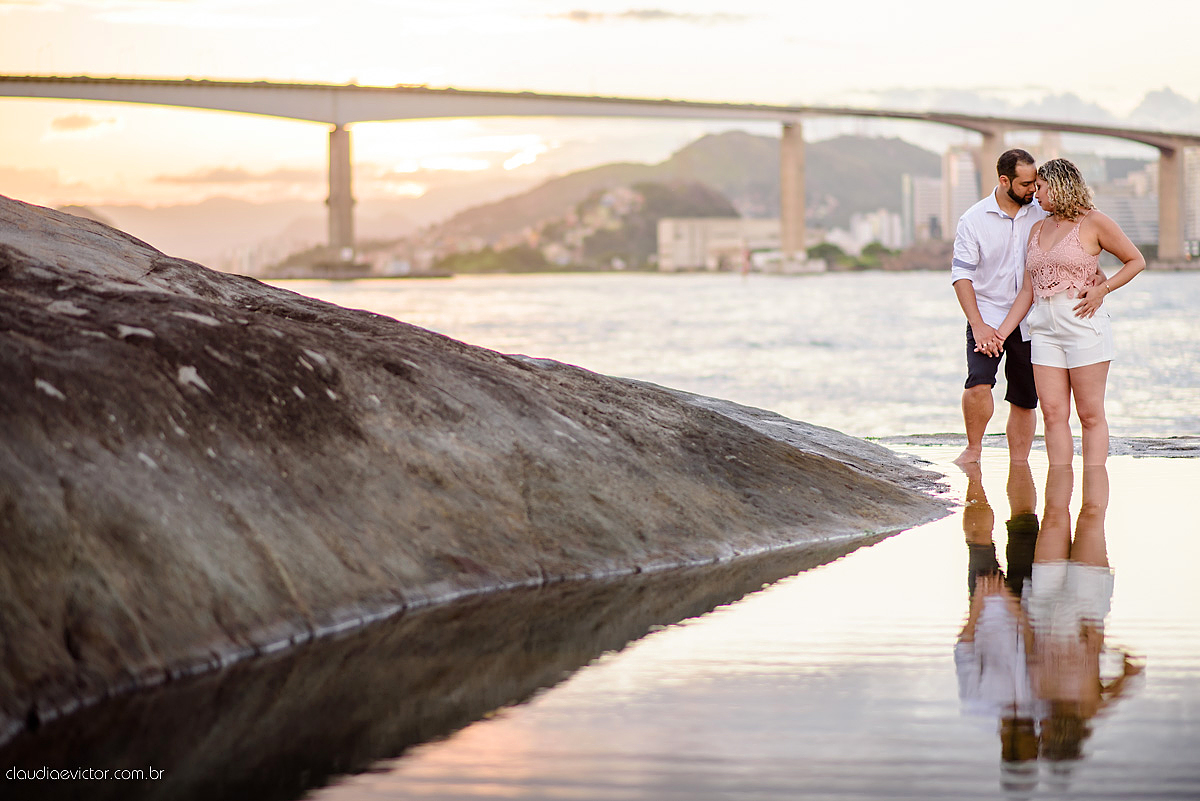 Lindo ensaio de fotógrafos realizado por fotógrafos de casamento de vila velha fotógrafos de casamento de vitória fotógrafos de casamento de serra espirito santo ES com noivo noiva por do sol praia e câmeras NIKON
