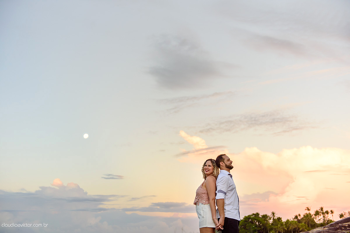 Lindo ensaio de fotógrafos realizado por fotógrafos de casamento de vila velha fotógrafos de casamento de vitória fotógrafos de casamento de serra espirito santo ES com noivo noiva por do sol praia e câmeras NIKON