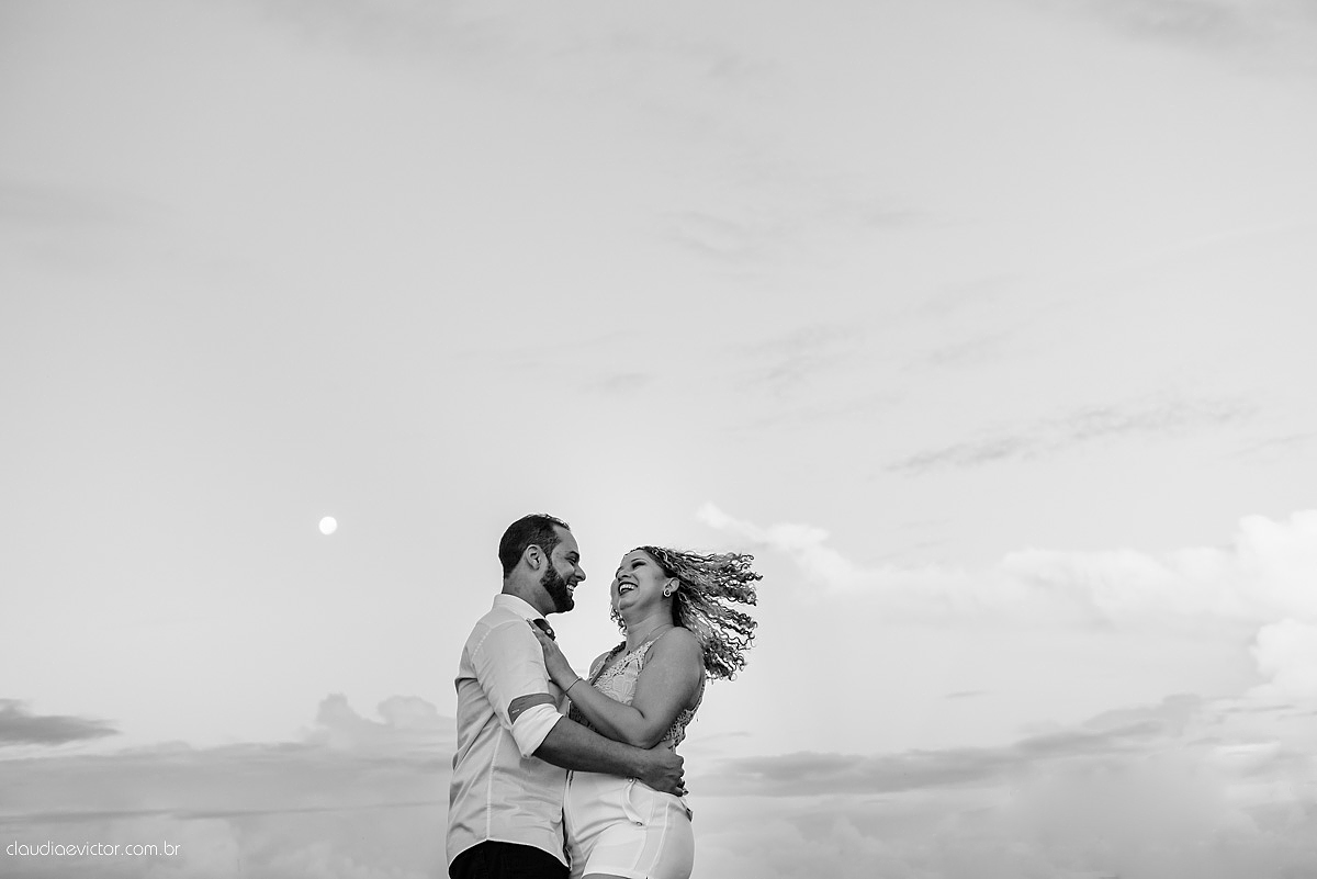 Lindo ensaio de fotógrafos realizado por fotógrafos de casamento de vila velha fotógrafos de casamento de vitória fotógrafos de casamento de serra espirito santo ES com noivo noiva por do sol praia e câmeras NIKON