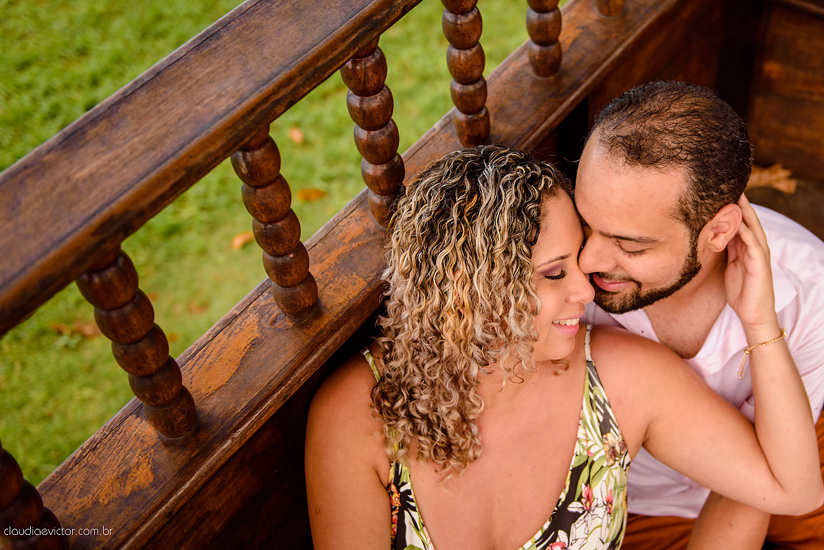 Lindo ensaio de fotógrafos realizado por fotógrafos de casamento de vila velha fotógrafos de casamento de vitória fotógrafos de casamento de serra espirito santo ES com noivo noiva por do sol praia e câmeras NIKON