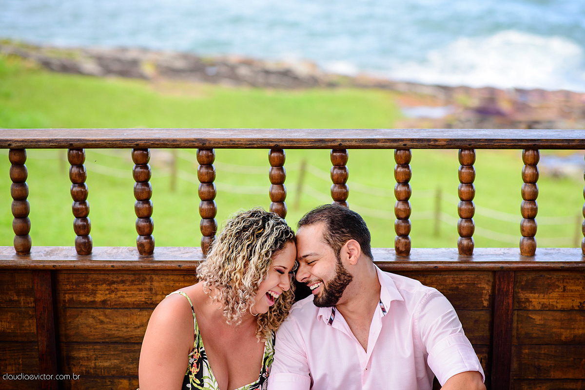 Lindo ensaio de fotógrafos realizado por fotógrafos de casamento de vila velha fotógrafos de casamento de vitória fotógrafos de casamento de serra espirito santo ES com noivo noiva por do sol praia e câmeras NIKON