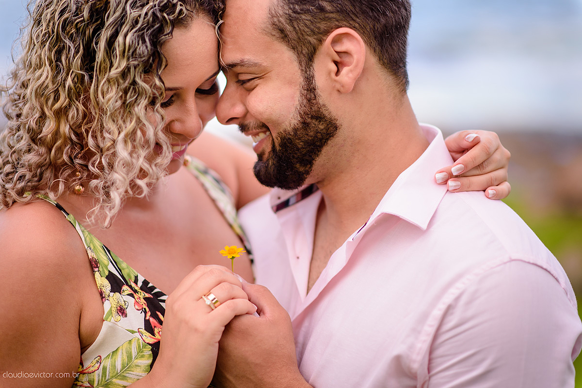 Lindo ensaio de fotógrafos realizado por fotógrafos de casamento de vila velha fotógrafos de casamento de vitória fotógrafos de casamento de serra espirito santo ES com noivo noiva por do sol praia e câmeras NIKON