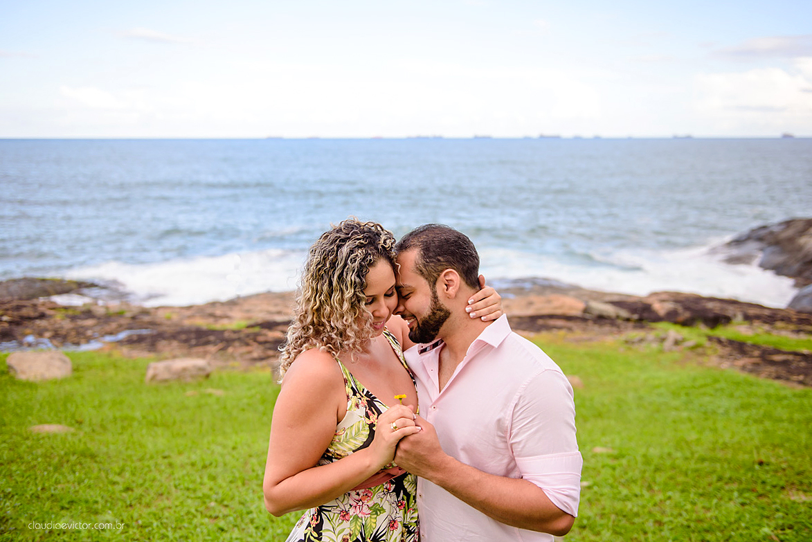 Lindo ensaio de fotógrafos realizado por fotógrafos de casamento de vila velha fotógrafos de casamento de vitória fotógrafos de casamento de serra espirito santo ES com noivo noiva por do sol praia e câmeras NIKON