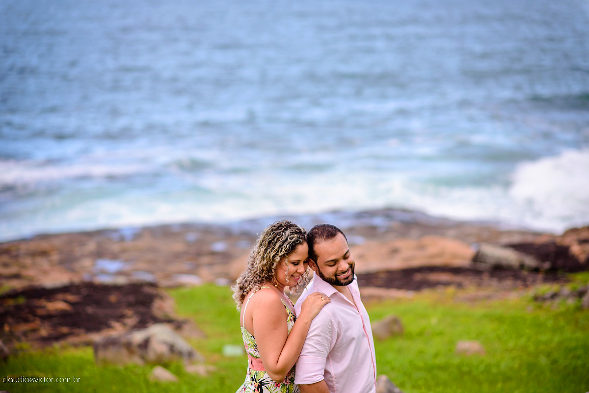 Lindo ensaio de fotógrafos realizado por fotógrafos de casamento de vila velha fotógrafos de casamento de vitória fotógrafos de casamento de serra espirito santo ES com noivo noiva por do sol praia e câmeras NIKON