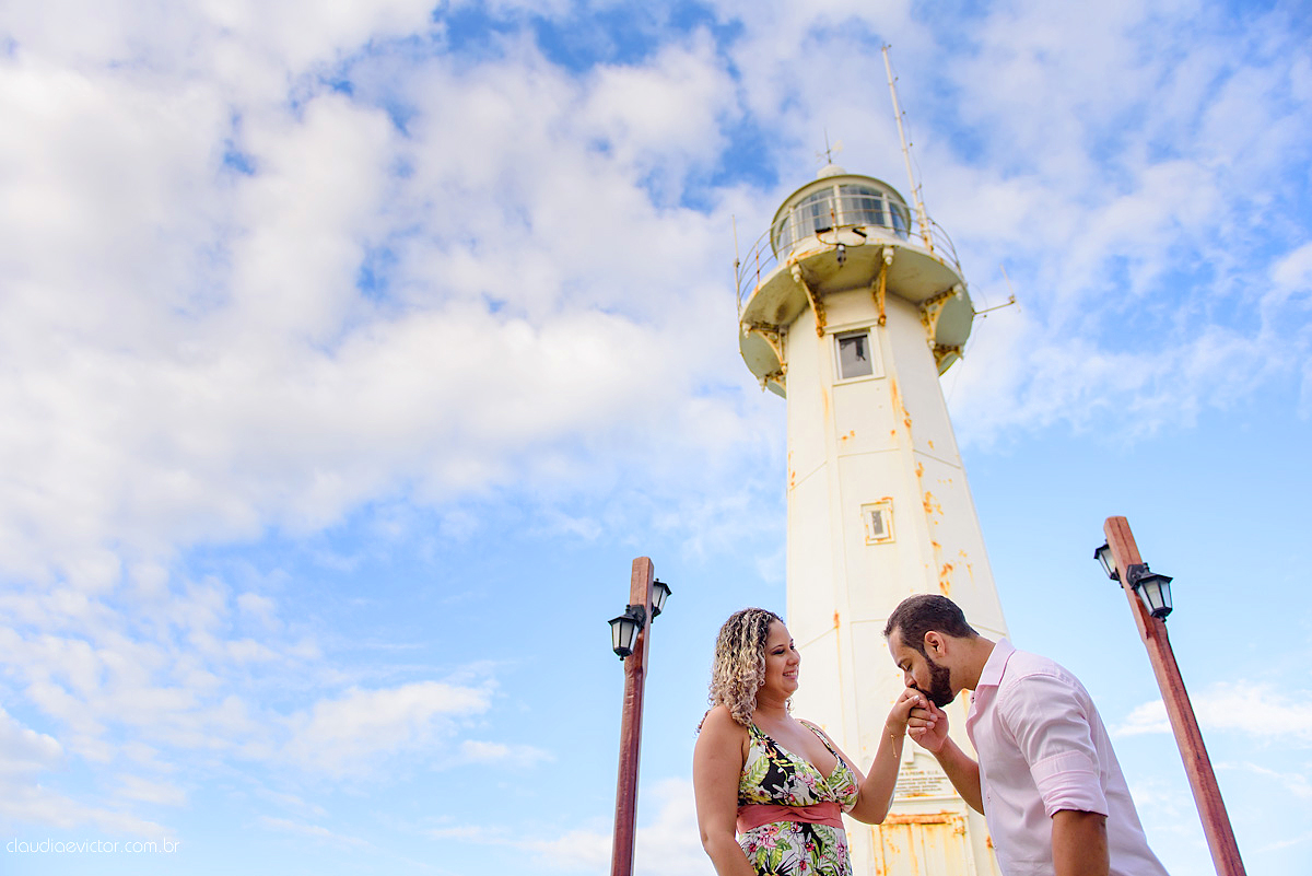 Lindo ensaio de fotógrafos realizado por fotógrafos de casamento de vila velha fotógrafos de casamento de vitória fotógrafos de casamento de serra espirito santo ES com noivo noiva por do sol praia e câmeras NIKON