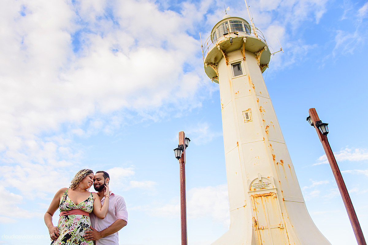 Lindo ensaio de fotógrafos realizado por fotógrafos de casamento de vila velha fotógrafos de casamento de vitória fotógrafos de casamento de serra espirito santo ES com noivo noiva por do sol praia e câmeras NIKON