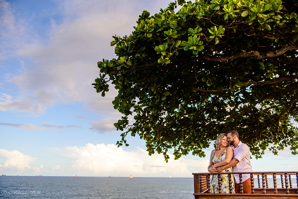 Lindo ensaio de fotógrafos realizado por fotógrafos de casamento de vila velha fotógrafos de casamento de vitória fotógrafos de casamento de serra espirito santo ES com noivo noiva por do sol praia e câmeras NIKON