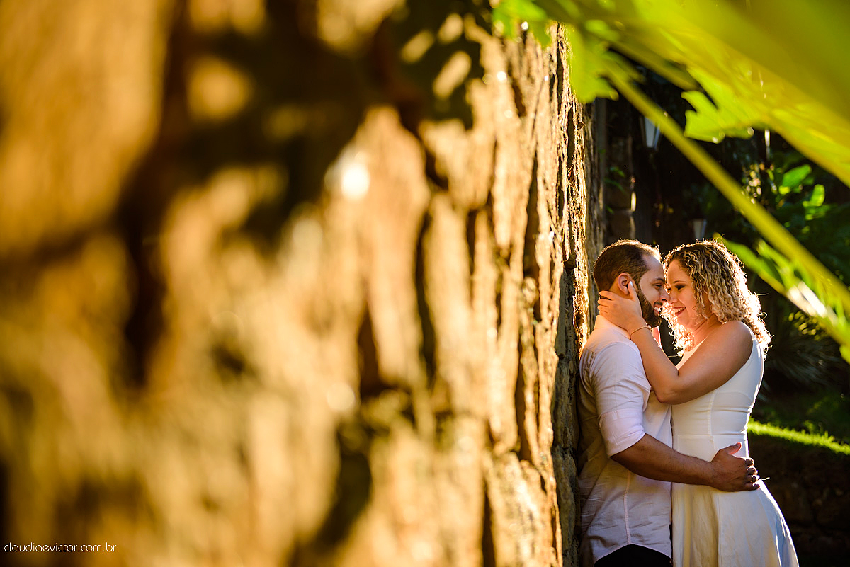 Lindo ensaio de fotógrafos realizado por fotógrafos de casamento de vila velha fotógrafos de casamento de vitória fotógrafos de casamento de serra espirito santo ES com noivo noiva por do sol praia e câmeras NIKON