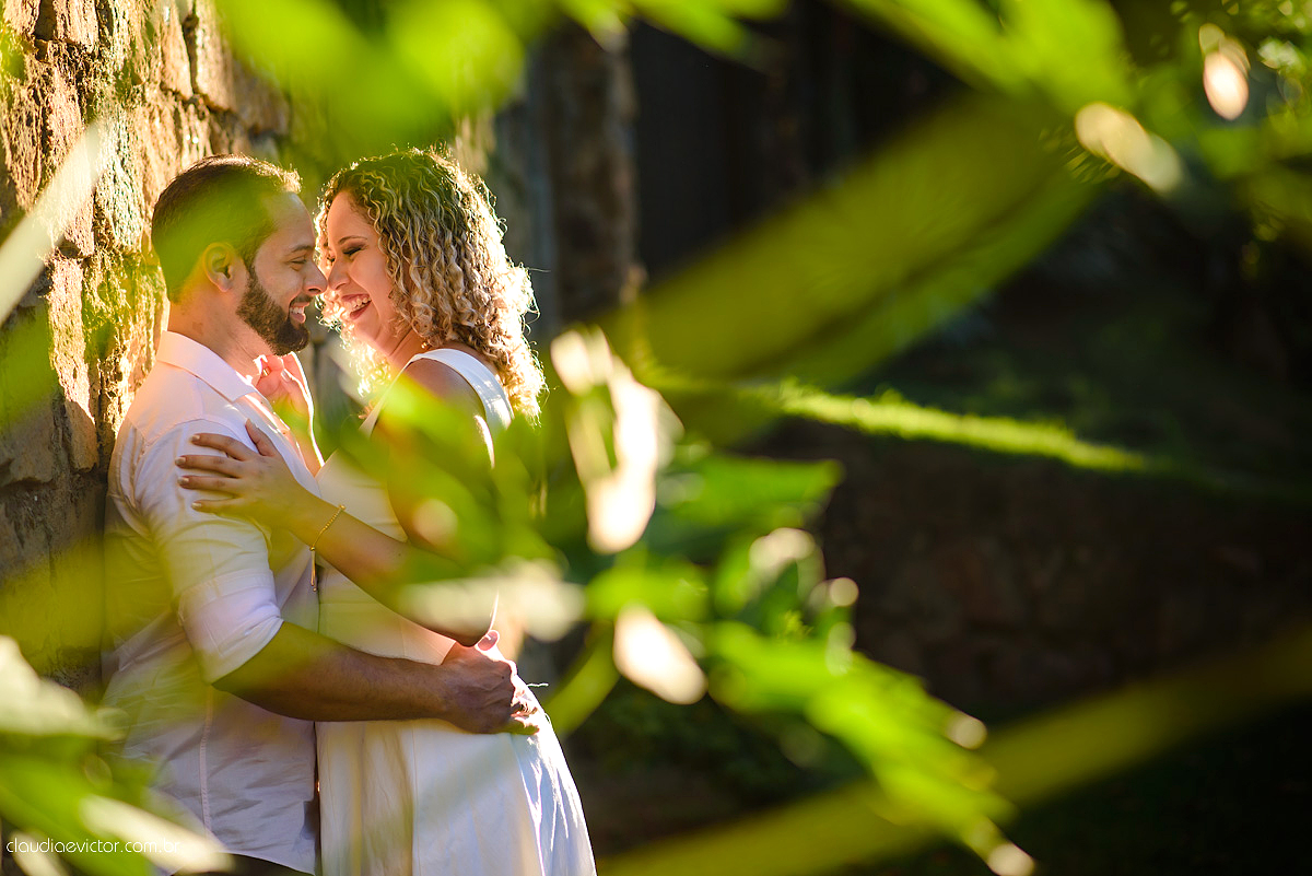 Lindo ensaio de fotógrafos realizado por fotógrafos de casamento de vila velha fotógrafos de casamento de vitória fotógrafos de casamento de serra espirito santo ES com noivo noiva por do sol praia e câmeras NIKON