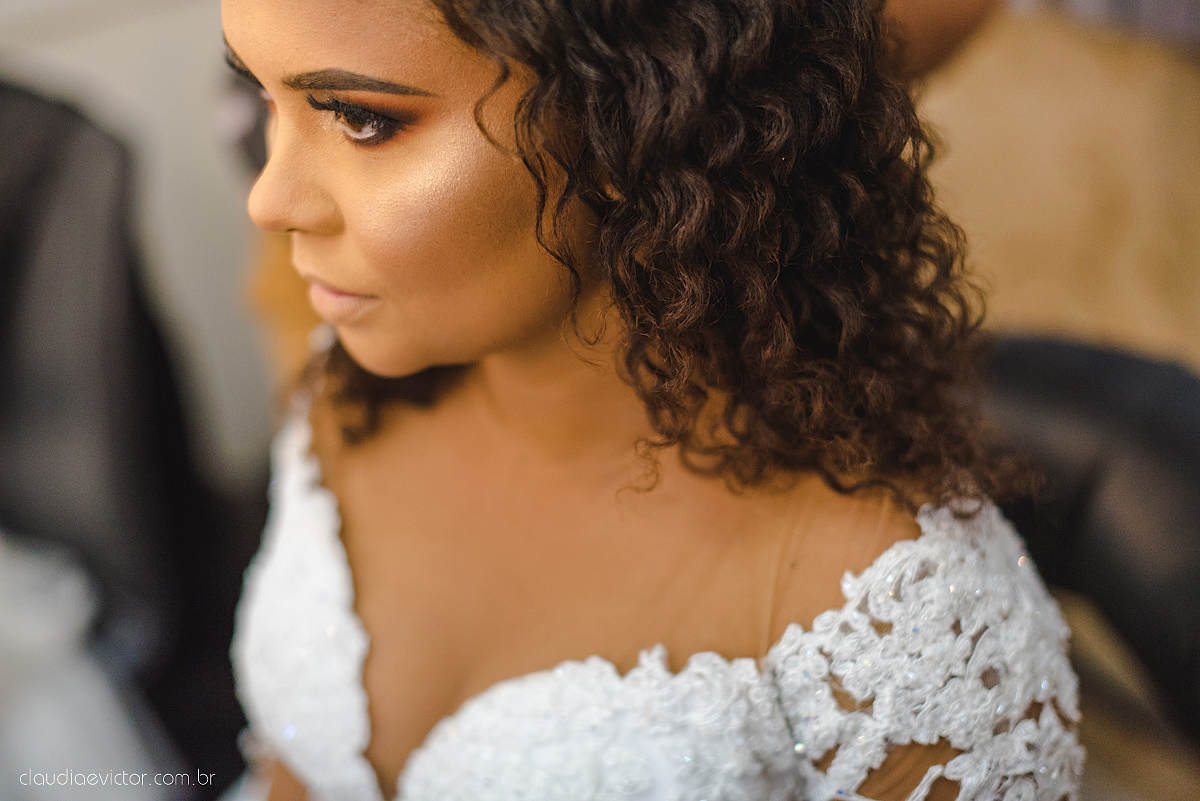 Lindo casamento realizado em serra fotografado por fotógrafos de casamento de vila velha fotógrafos de casamento de vitória fotógrafos de casamento de serra espirito santo ES vestido de noiva noivo na igreja católica e banda ao vivo