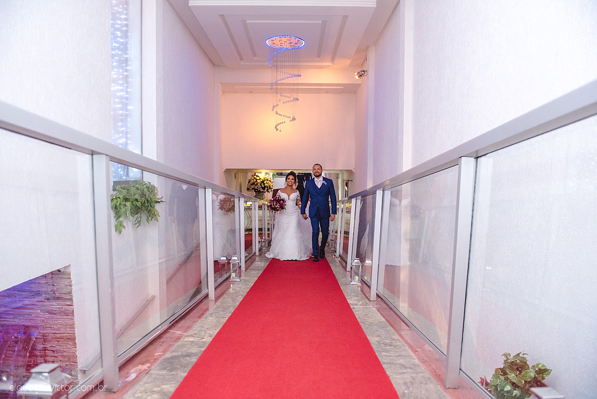 Lindo casamento realizado em serra fotografado por fotógrafos de casamento de vila velha fotógrafos de casamento de vitória fotógrafos de casamento de serra espirito santo ES vestido de noiva noivo na igreja católica e banda ao vivo