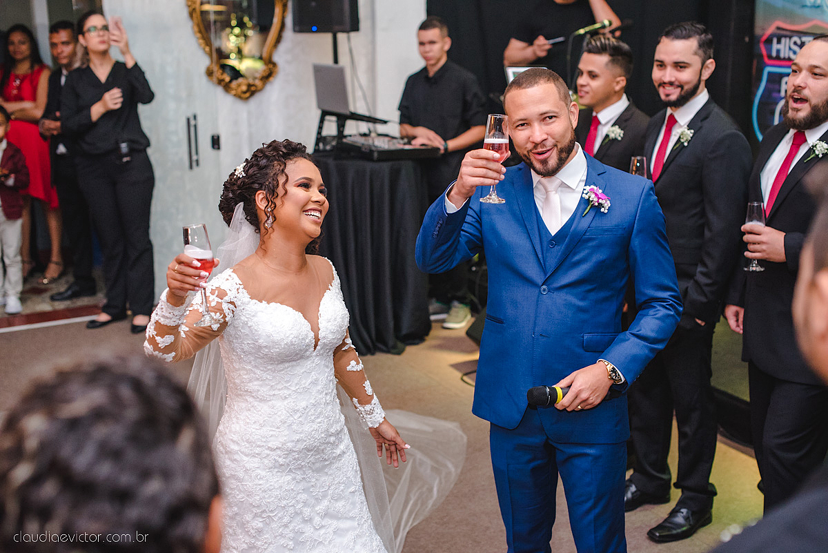 Lindo casamento realizado em serra fotografado por fotógrafos de casamento de vila velha fotógrafos de casamento de vitória fotógrafos de casamento de serra espirito santo ES vestido de noiva noivo na igreja católica e banda ao vivo