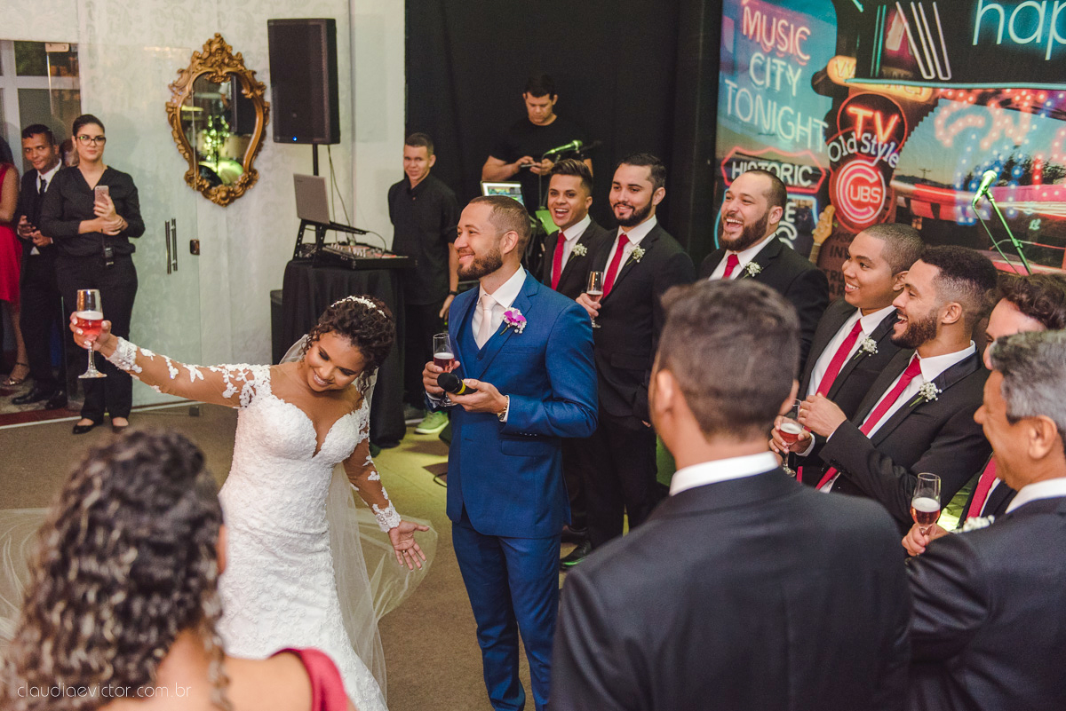 Lindo casamento realizado em serra fotografado por fotógrafos de casamento de vila velha fotógrafos de casamento de vitória fotógrafos de casamento de serra espirito santo ES vestido de noiva noivo na igreja católica e banda ao vivo