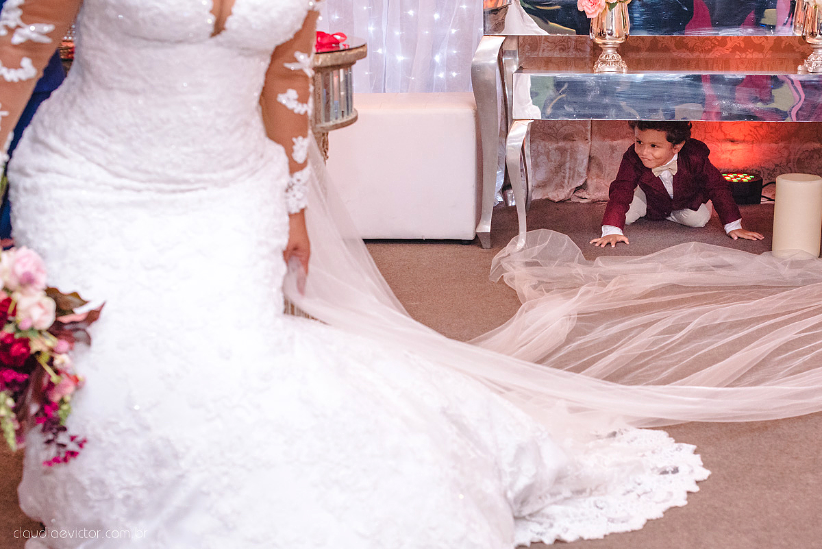 Lindo casamento realizado em serra fotografado por fotógrafos de casamento de vila velha fotógrafos de casamento de vitória fotógrafos de casamento de serra espirito santo ES vestido de noiva noivo na igreja católica e banda ao vivoLindo casamento realiza