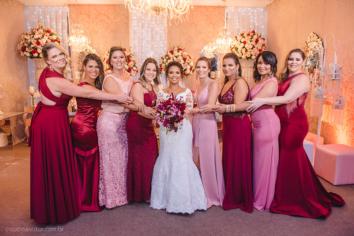 Lindo casamento realizado em serra fotografado por fotógrafos de casamento de vila velha fotógrafos de casamento de vitória fotógrafos de casamento de serra espirito santo ES vestido de noiva noivo na igreja católica e banda ao vivo