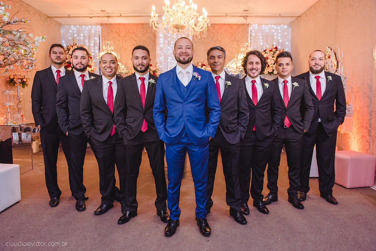 Lindo casamento realizado em serra fotografado por fotógrafos de casamento de vila velha fotógrafos de casamento de vitória fotógrafos de casamento de serra espirito santo ES vestido de noiva noivo na igreja católica e banda ao vivo