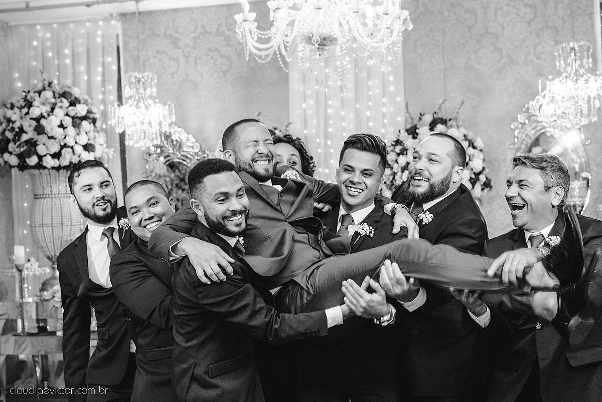 Lindo casamento realizado em serra fotografado por fotógrafos de casamento de vila velha fotógrafos de casamento de vitória fotógrafos de casamento de serra espirito santo ES vestido de noiva noivo na igreja católica e banda ao vivo