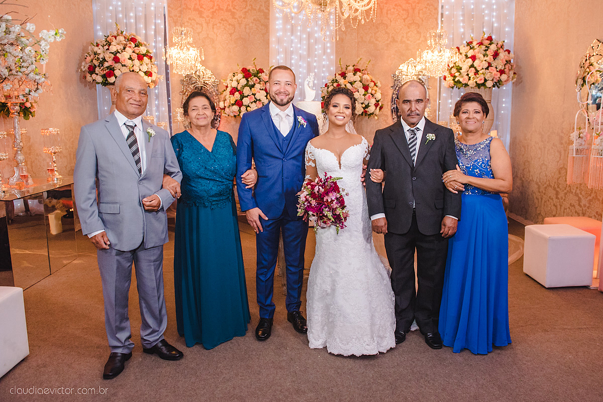 Lindo casamento realizado em serra fotografado por fotógrafos de casamento de vila velha fotógrafos de casamento de vitória fotógrafos de casamento de serra espirito santo ES vestido de noiva noivo na igreja católica e banda ao vivo