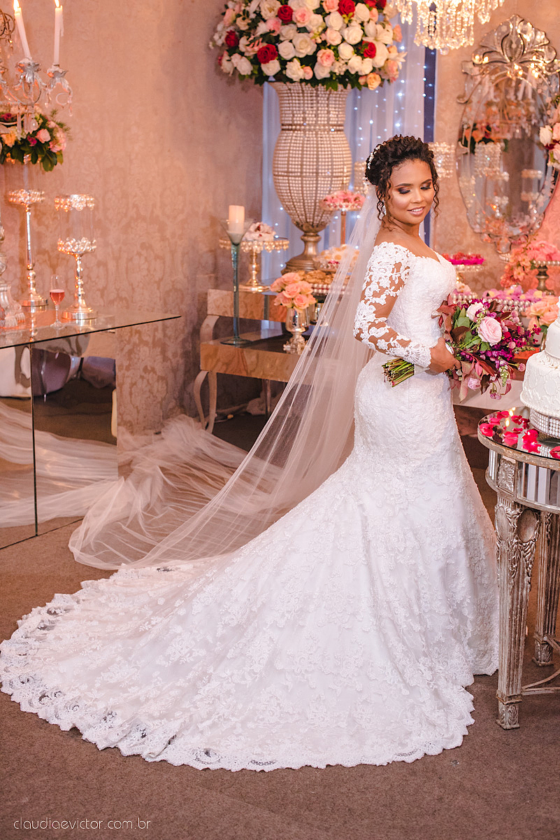 Lindo casamento realizado em serra fotografado por fotógrafos de casamento de vila velha fotógrafos de casamento de vitória fotógrafos de casamento de serra espirito santo ES vestido de noiva noivo na igreja católica e banda ao vivo