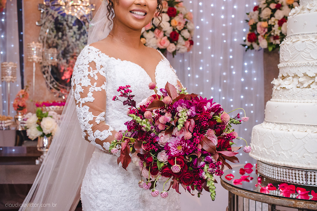 Lindo casamento realizado em serra fotografado por fotógrafos de casamento de vila velha fotógrafos de casamento de vitória fotógrafos de casamento de serra espirito santo ES vestido de noiva noivo na igreja católica e banda ao vivo