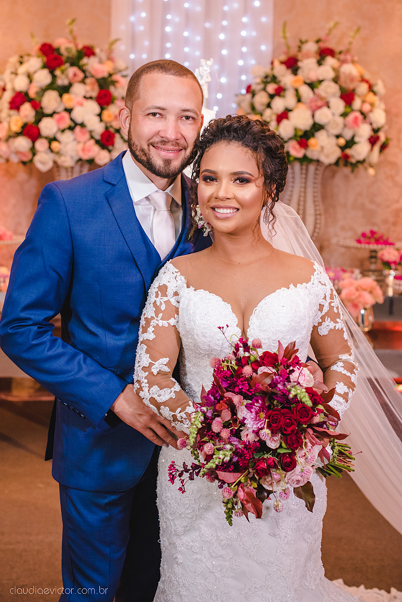 Lindo casamento realizado em serra fotografado por fotógrafos de casamento de vila velha fotógrafos de casamento de vitória fotógrafos de casamento de serra espirito santo ES vestido de noiva noivo na igreja católica e banda ao vivo