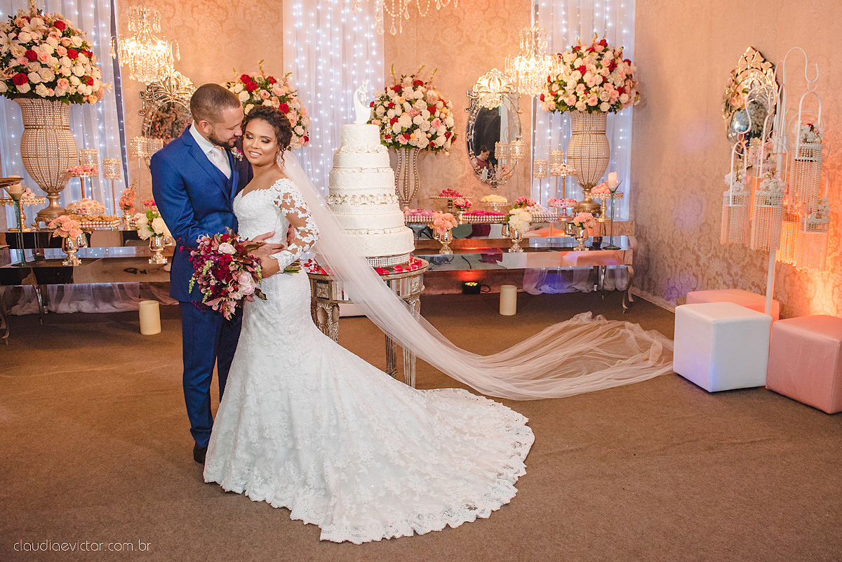 Lindo casamento realizado em serra fotografado por fotógrafos de casamento de vila velha fotógrafos de casamento de vitória fotógrafos de casamento de serra espirito santo ES vestido de noiva noivo na igreja católica e banda ao vivo
