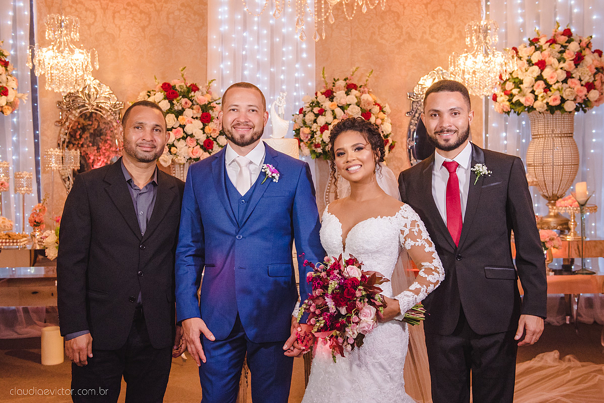 Lindo casamento realizado em serra fotografado por fotógrafos de casamento de vila velha fotógrafos de casamento de vitória fotógrafos de casamento de serra espirito santo ES vestido de noiva noivo na igreja católica e banda ao vivo