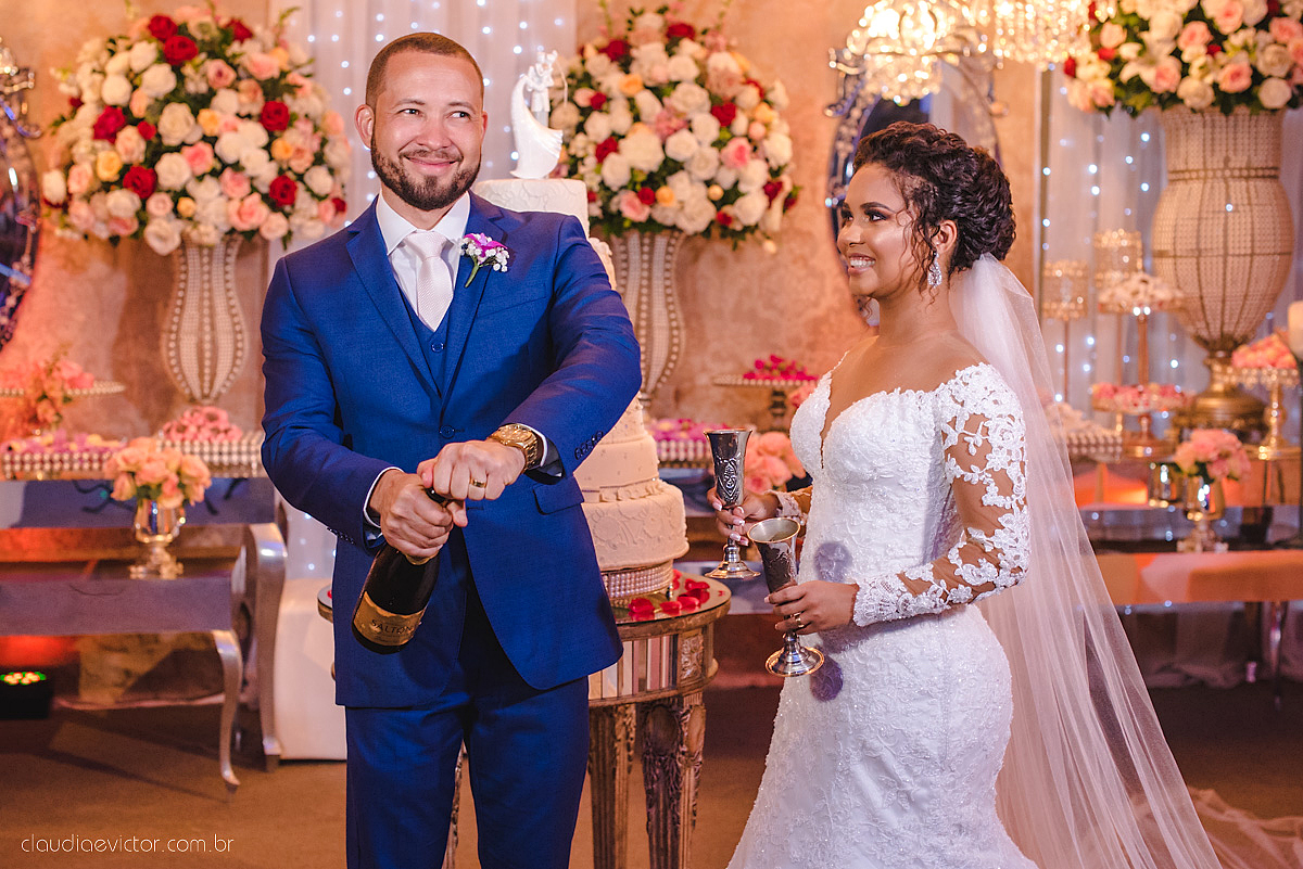 Lindo casamento realizado em serra fotografado por fotógrafos de casamento de vila velha fotógrafos de casamento de vitória fotógrafos de casamento de serra espirito santo ES vestido de noiva noivo na igreja católica e banda ao vivo