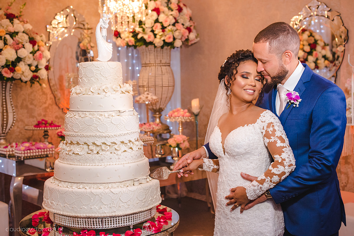 Lindo casamento realizado em serra fotografado por fotógrafos de casamento de vila velha fotógrafos de casamento de vitória fotógrafos de casamento de serra espirito santo ES vestido de noiva noivo na igreja católica e banda ao vivo