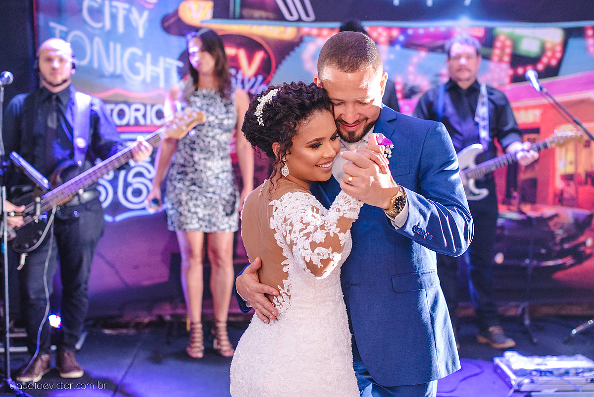Lindo casamento realizado em serra fotografado por fotógrafos de casamento de vila velha fotógrafos de casamento de vitória fotógrafos de casamento de serra espirito santo ES vestido de noiva noivo na igreja católica e banda ao vivo