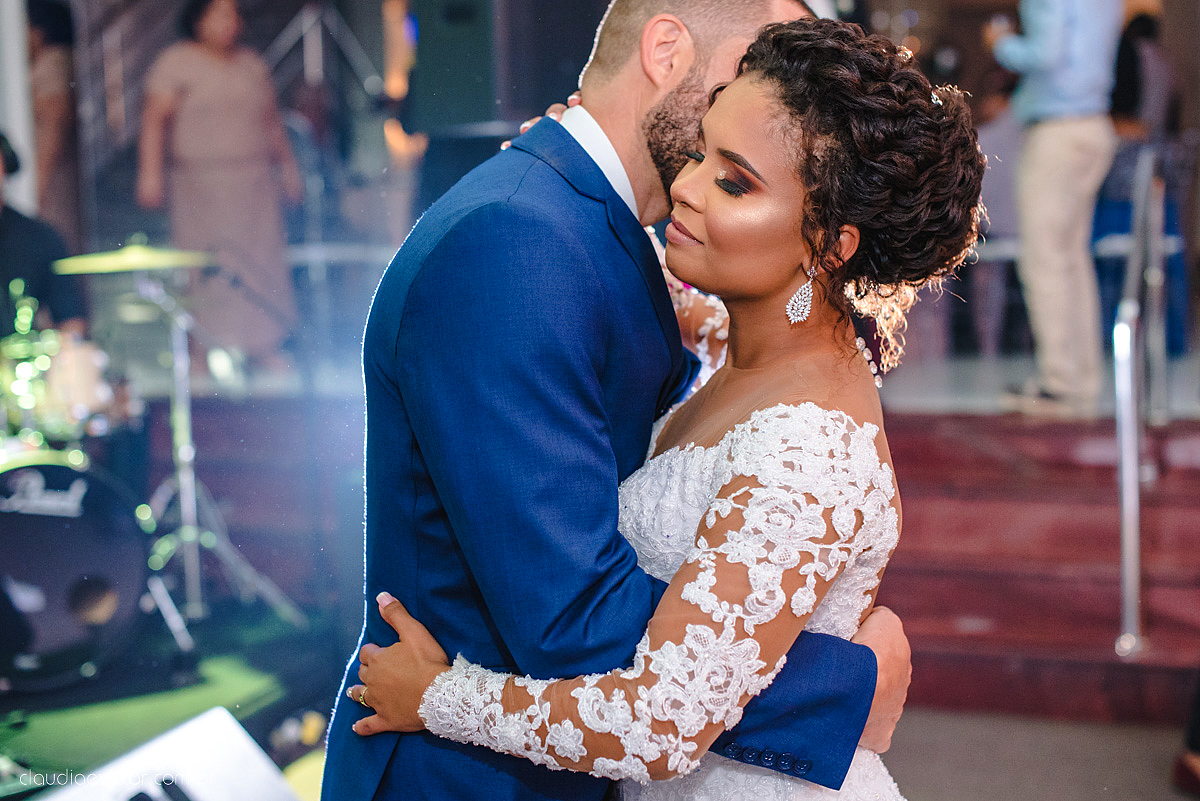 Lindo casamento realizado em serra fotografado por fotógrafos de casamento de vila velha fotógrafos de casamento de vitória fotógrafos de casamento de serra espirito santo ES vestido de noiva noivo na igreja católica e banda ao vivo