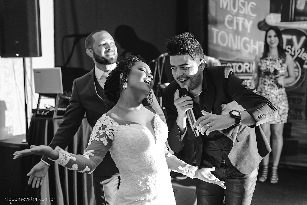 Lindo casamento realizado em serra fotografado por fotógrafos de casamento de vila velha fotógrafos de casamento de vitória fotógrafos de casamento de serra espirito santo ES vestido de noiva noivo na igreja católica e banda ao vivo