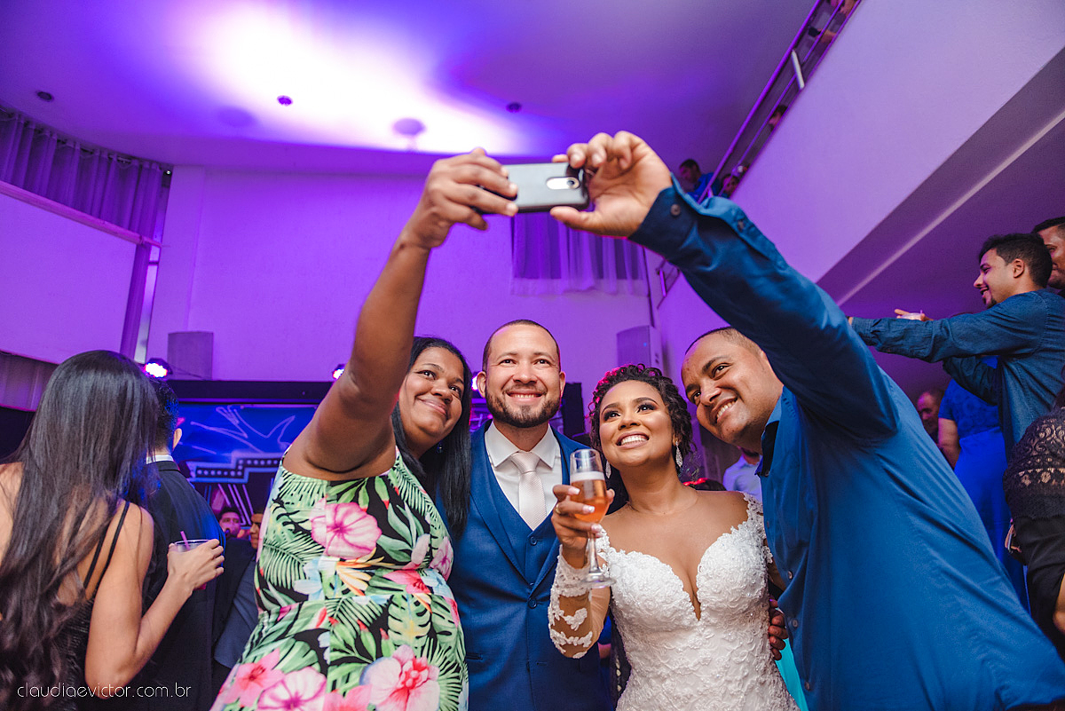 Lindo casamento realizado em serra fotografado por fotógrafos de casamento de vila velha fotógrafos de casamento de vitória fotógrafos de casamento de serra espirito santo ES vestido de noiva noivo na igreja católica e banda ao vivo