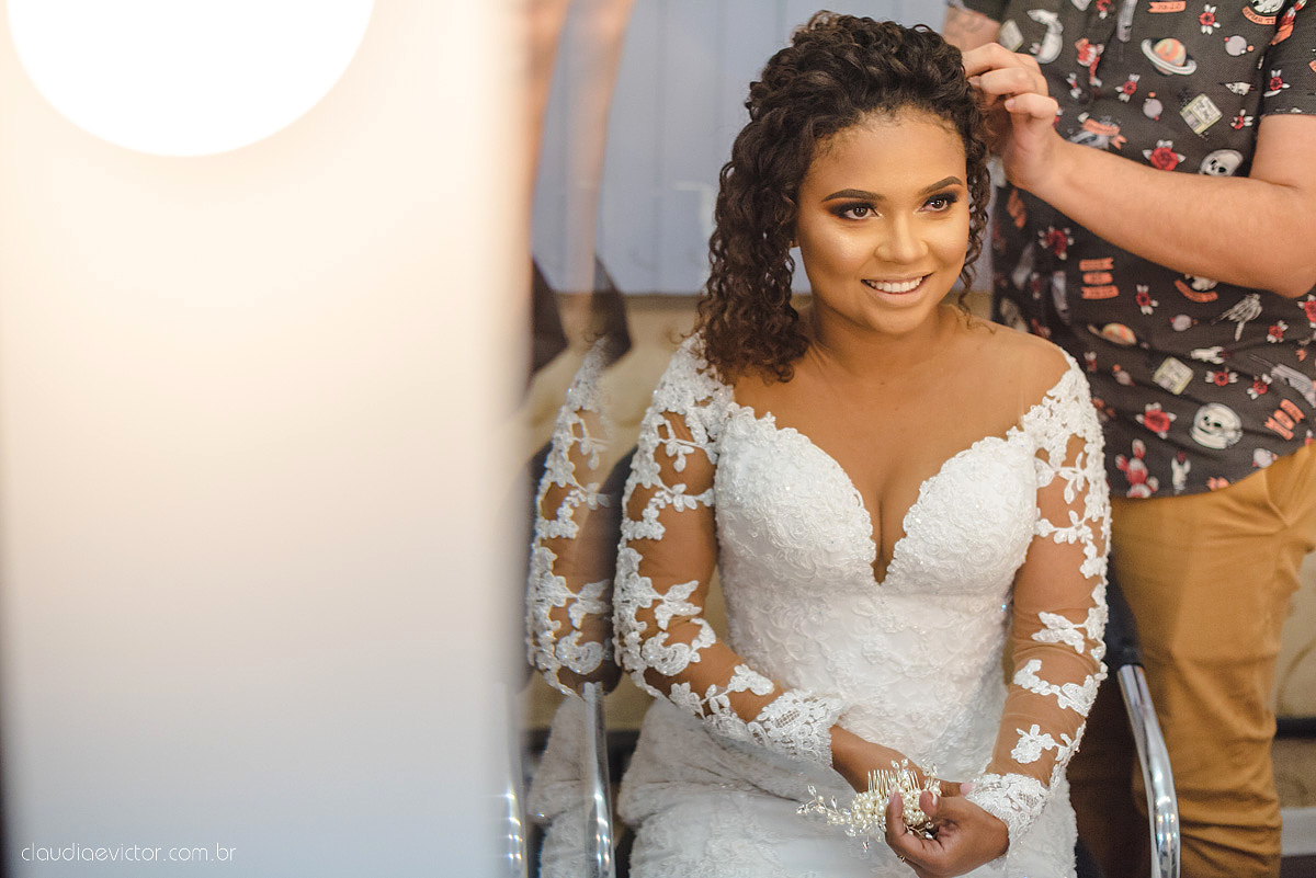 Lindo casamento realizado em serra fotografado por fotógrafos de casamento de vila velha fotógrafos de casamento de vitória fotógrafos de casamento de serra espirito santo ES vestido de noiva noivo na igreja católica e banda ao vivo