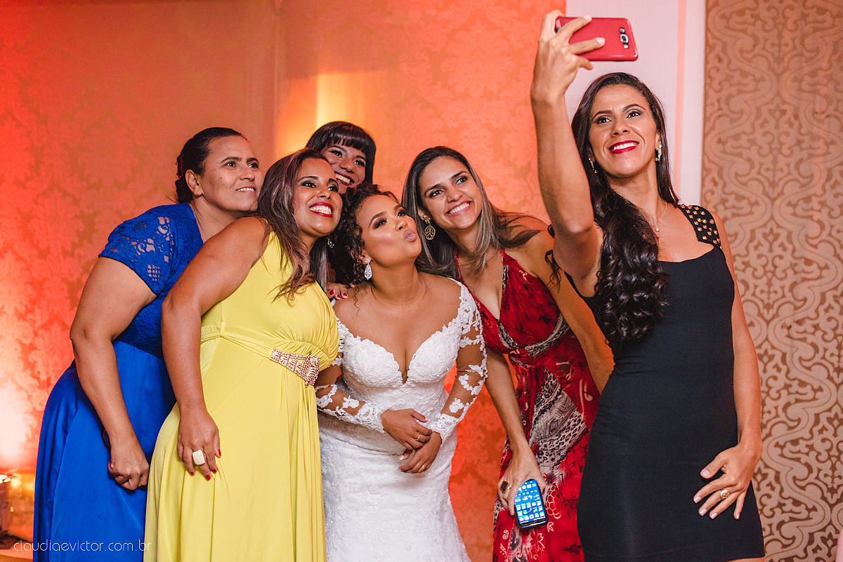 Lindo casamento realizado em serra fotografado por fotógrafos de casamento de vila velha fotógrafos de casamento de vitória fotógrafos de casamento de serra espirito santo ES vestido de noiva noivo na igreja católica e banda ao vivo