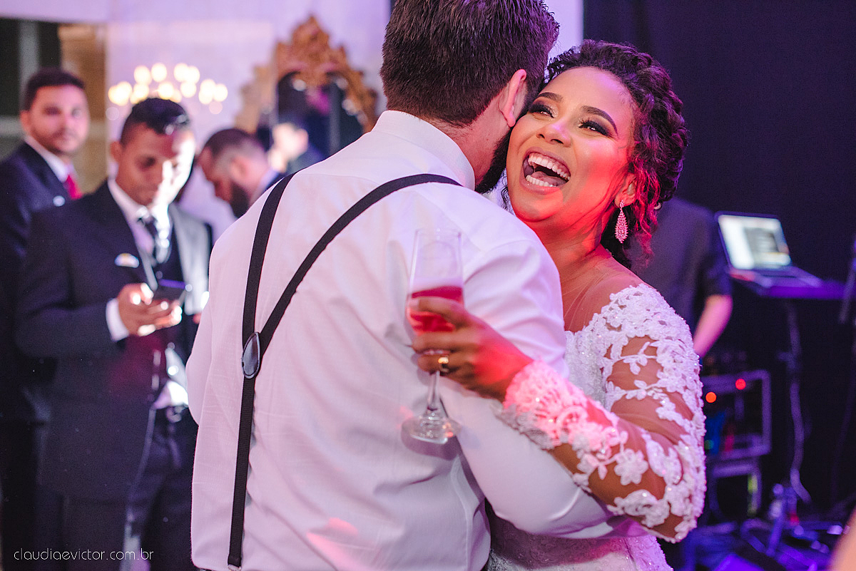 Lindo casamento realizado em serra fotografado por fotógrafos de casamento de vila velha fotógrafos de casamento de vitória fotógrafos de casamento de serra espirito santo ES vestido de noiva noivo na igreja católica e banda ao vivo
