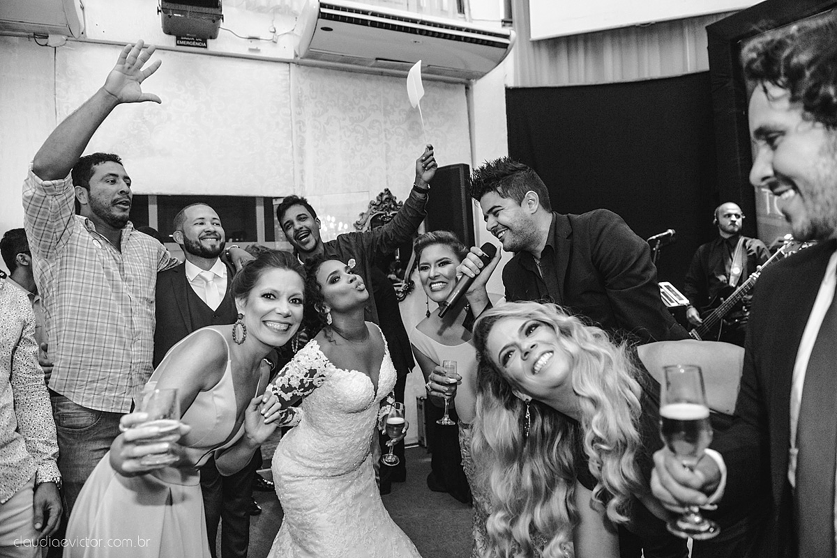 Lindo casamento realizado em serra fotografado por fotógrafos de casamento de vila velha fotógrafos de casamento de vitória fotógrafos de casamento de serra espirito santo ES vestido de noiva noivo na igreja católica e banda ao vivo