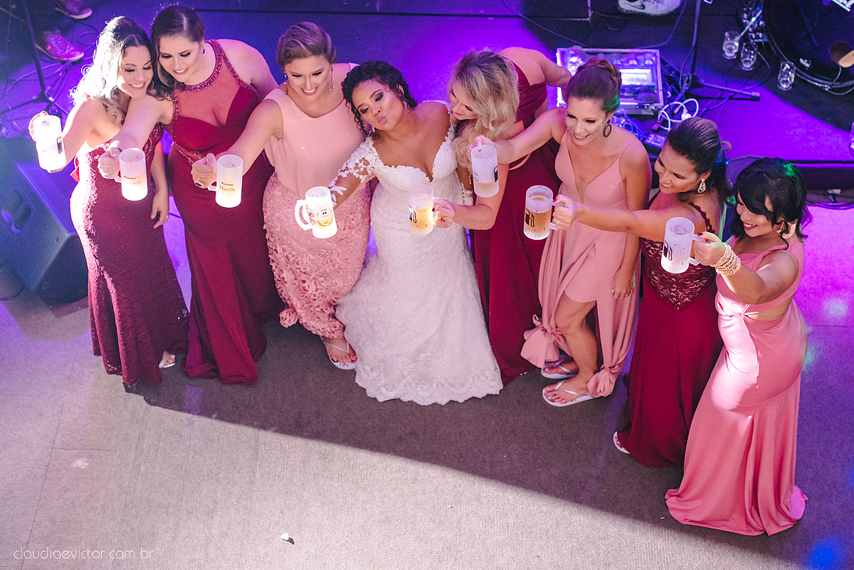 Lindo casamento realizado em serra fotografado por fotógrafos de casamento de vila velha fotógrafos de casamento de vitória fotógrafos de casamento de serra espirito santo ES vestido de noiva noivo na igreja católica e banda ao vivo