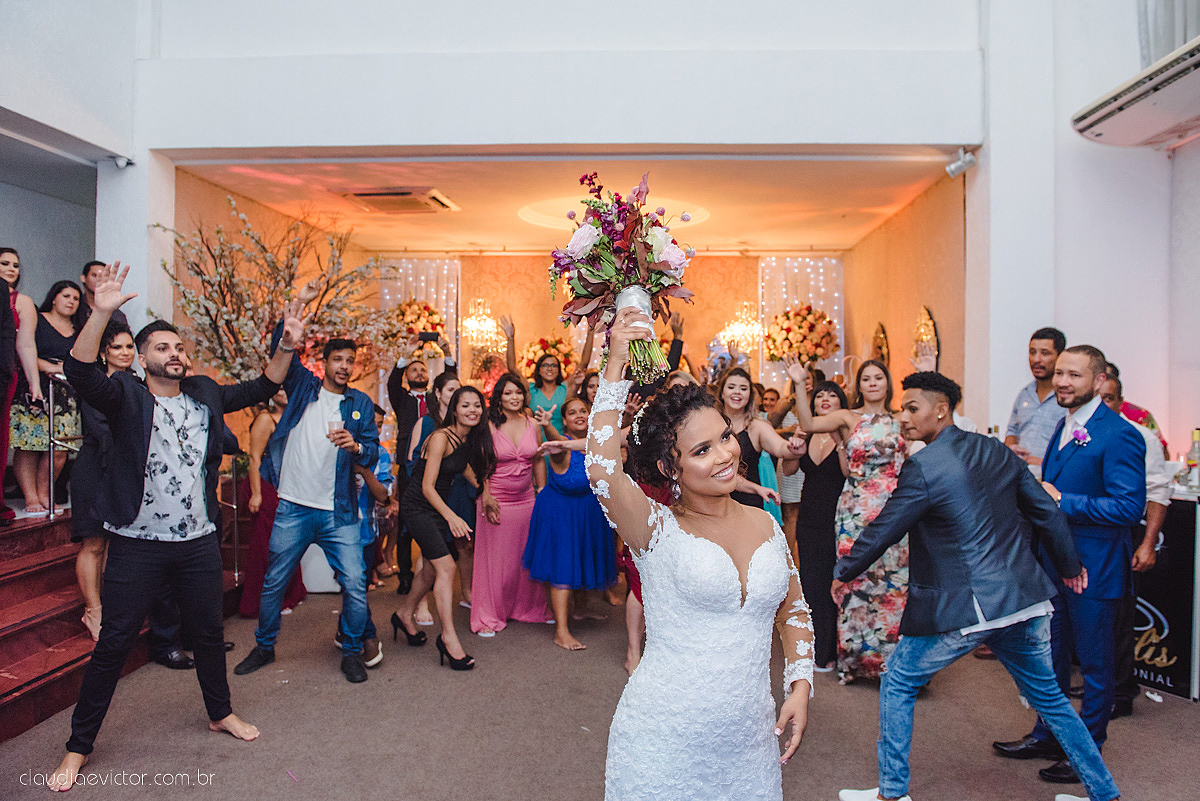 Lindo casamento realizado em serra fotografado por fotógrafos de casamento de vila velha fotógrafos de casamento de vitória fotógrafos de casamento de serra espirito santo ES vestido de noiva noivo na igreja católica e banda ao vivo