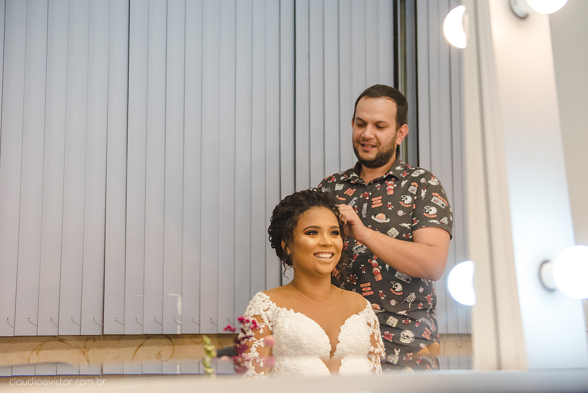 Lindo casamento realizado em serra fotografado por fotógrafos de casamento de vila velha fotógrafos de casamento de vitória fotógrafos de casamento de serra espirito santo ES vestido de noiva noivo na igreja católica e banda ao vivo