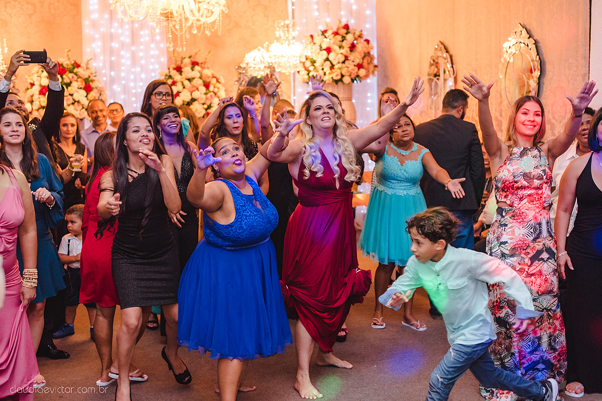 Lindo casamento realizado em serra fotografado por fotógrafos de casamento de vila velha fotógrafos de casamento de vitória fotógrafos de casamento de serra espirito santo ES vestido de noiva noivo na igreja católica e banda ao vivo