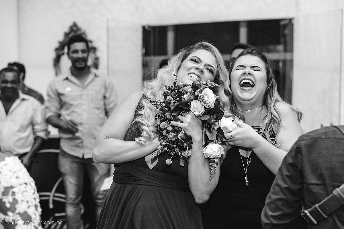 Lindo casamento realizado em serra fotografado por fotógrafos de casamento de vila velha fotógrafos de casamento de vitória fotógrafos de casamento de serra espirito santo ES vestido de noiva noivo na igreja católica e banda ao vivo