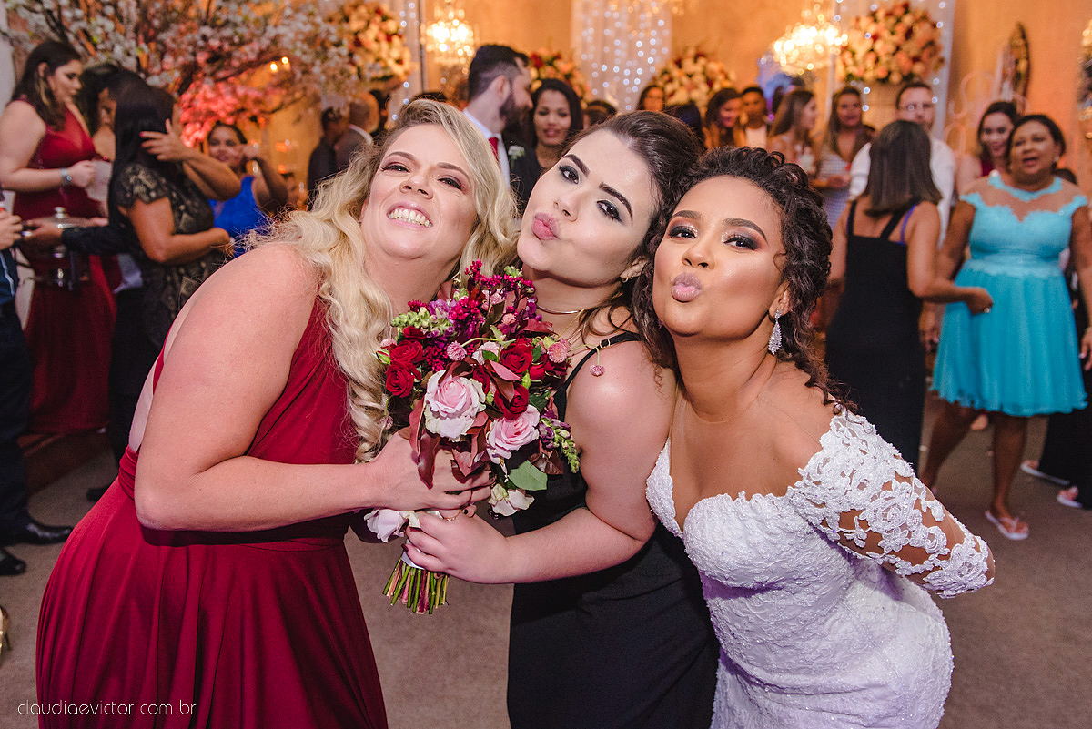 Lindo casamento realizado em serra fotografado por fotógrafos de casamento de vila velha fotógrafos de casamento de vitória fotógrafos de casamento de serra espirito santo ES vestido de noiva noivo na igreja católica e banda ao vivo