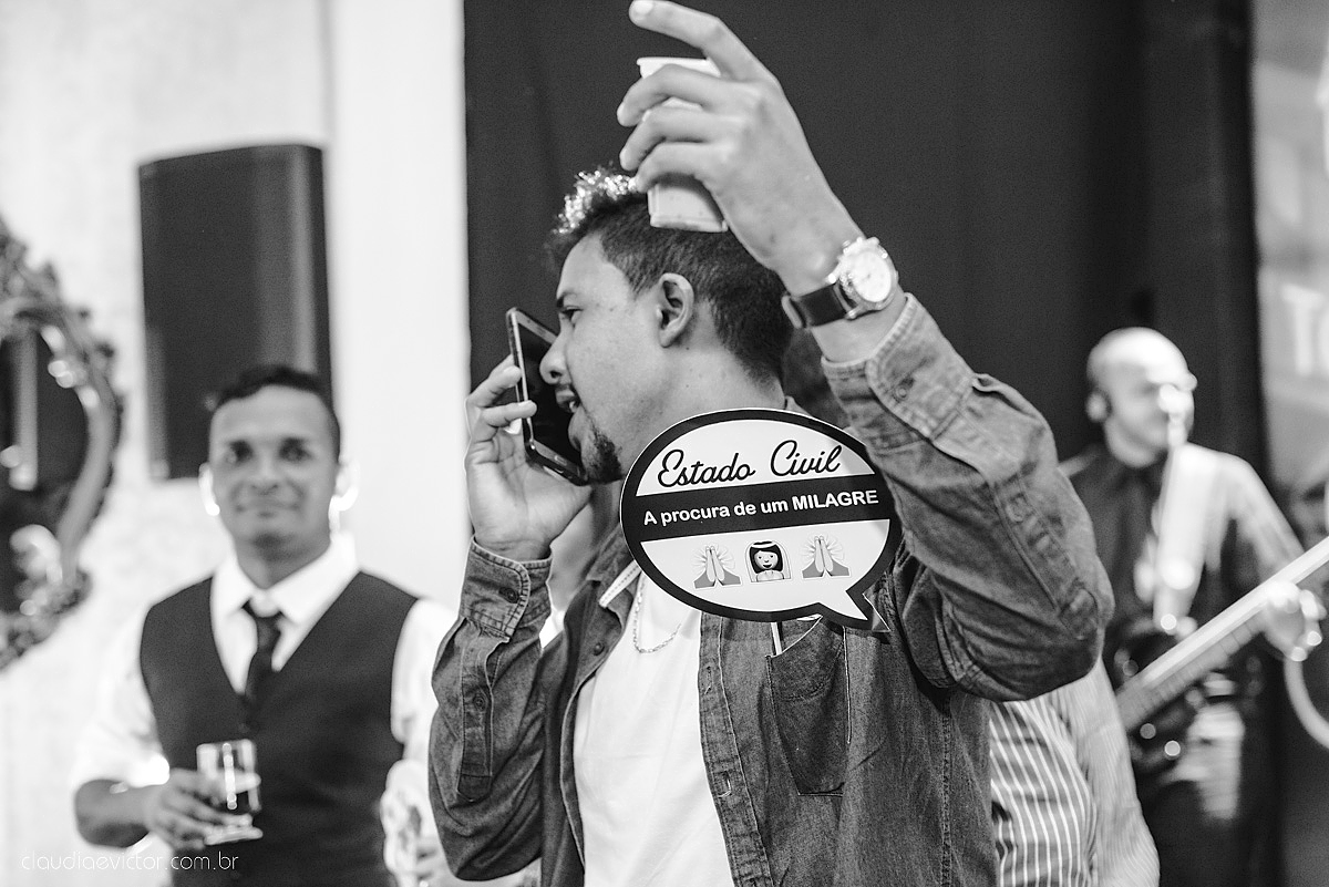 Lindo casamento realizado em serra fotografado por fotógrafos de casamento de vila velha fotógrafos de casamento de vitória fotógrafos de casamento de serra espirito santo ES vestido de noiva noivo na igreja católica e banda ao vivo