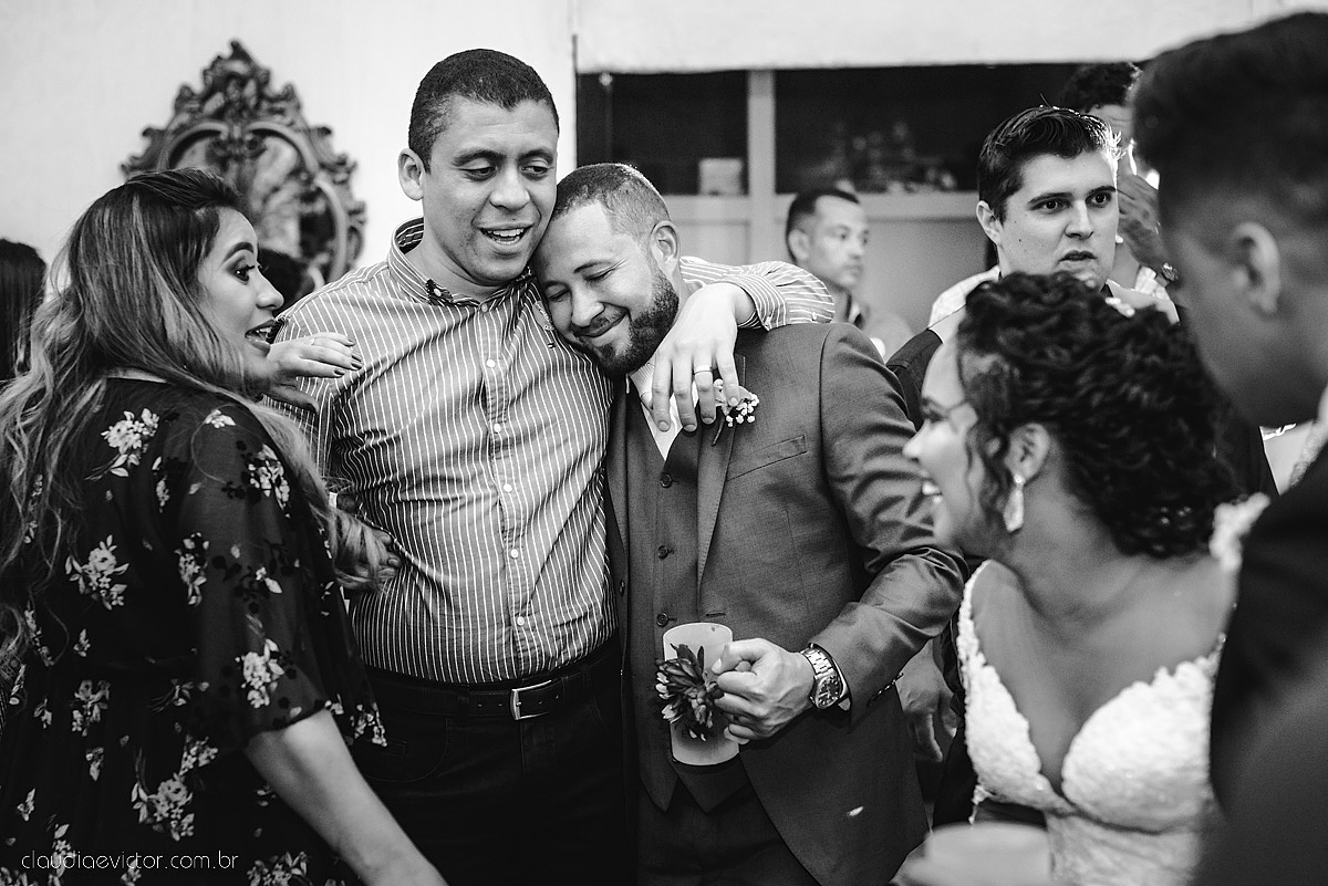Lindo casamento realizado em serra fotografado por fotógrafos de casamento de vila velha fotógrafos de casamento de vitória fotógrafos de casamento de serra espirito santo ES vestido de noiva noivo na igreja católica e banda ao vivo