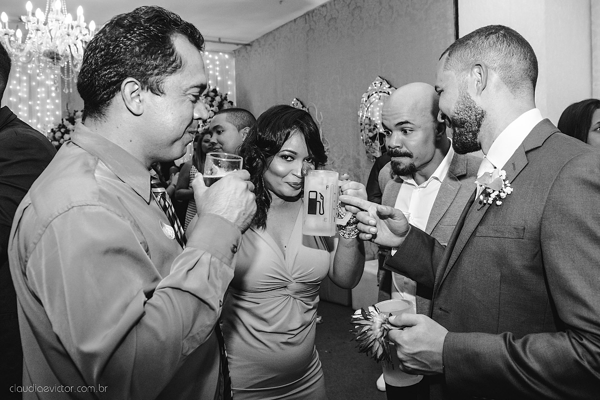 Lindo casamento realizado em serra fotografado por fotógrafos de casamento de vila velha fotógrafos de casamento de vitória fotógrafos de casamento de serra espirito santo ES vestido de noiva noivo na igreja católica e banda ao vivo